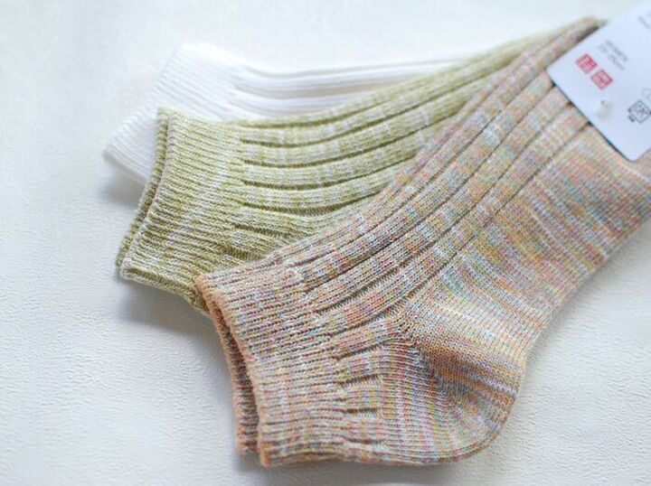 【ユニクロ】プチプラ3足組ソックスが秀逸!夏秋おすすめの「靴下×サンダル」ベストコーデはコレ