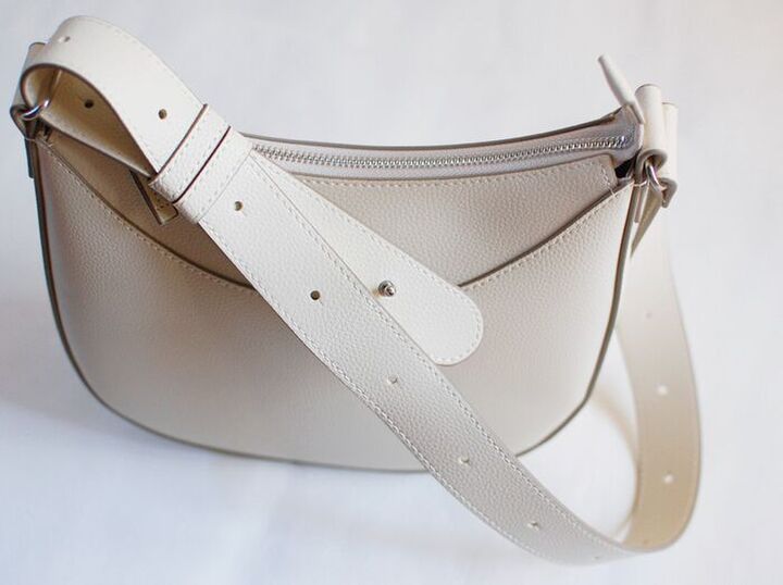 【ユニクロ】あの高見えバッグに新色登場!きれいめなのに大容量、冬コーデの差し色にも♡