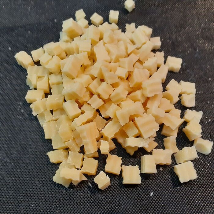 2、（加熱している間に）エメンタールチーズを5ミリ程の角切りにする