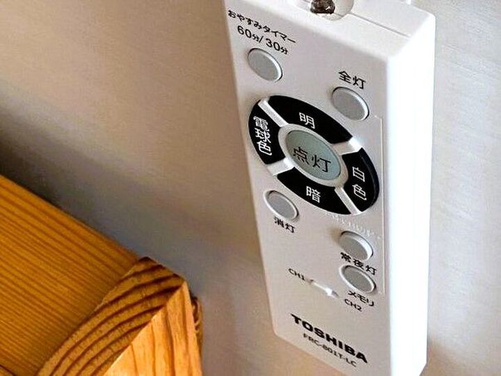 壁に穴を開けずリモコンを固定する方法。うってつけのグッズがあるんです♪