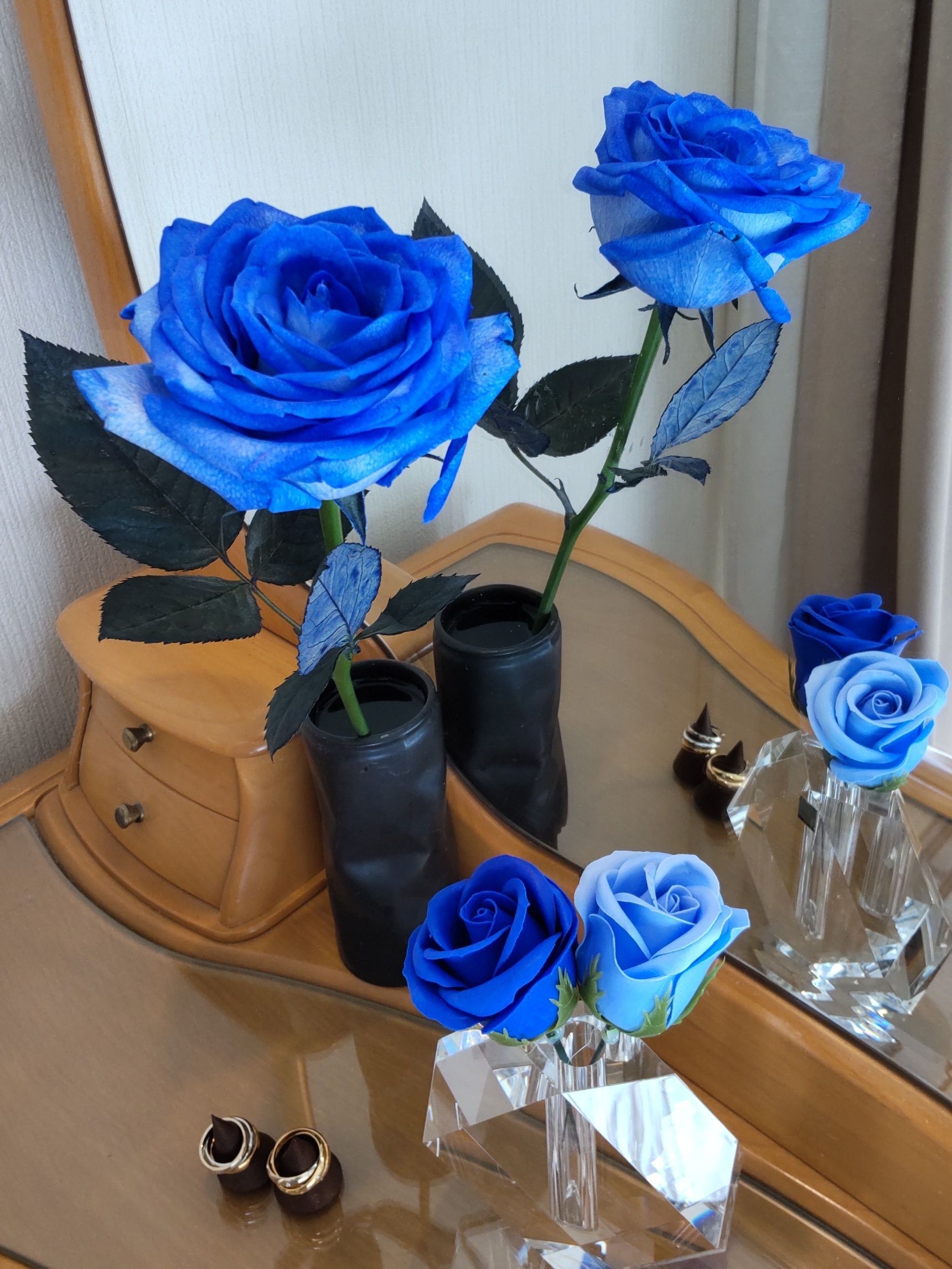 青い薔薇は、スリョンさんが好きな花だったと終盤に分かります。青い薔薇は、「奇跡」や「夢叶う」なんて花言葉があります。