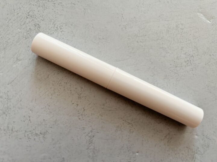 【ダイソー】化粧品でも文房具でもない!?謎の白いスティックが現代人には欠かせないツールになるかも