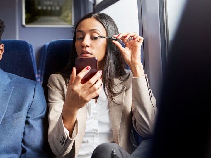 男性側から言わせてください。「電車内で化粧をする女性」あり?なし?