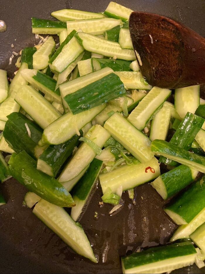 小口に切ったキュウリを入れて、香味野菜を良く絡めます