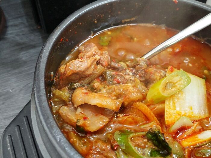 「ユッケジャン」とは牛肉が入ったピリ辛スープ！プルリンッとした美味しそうな牛肉がこのように入っていますよっ！