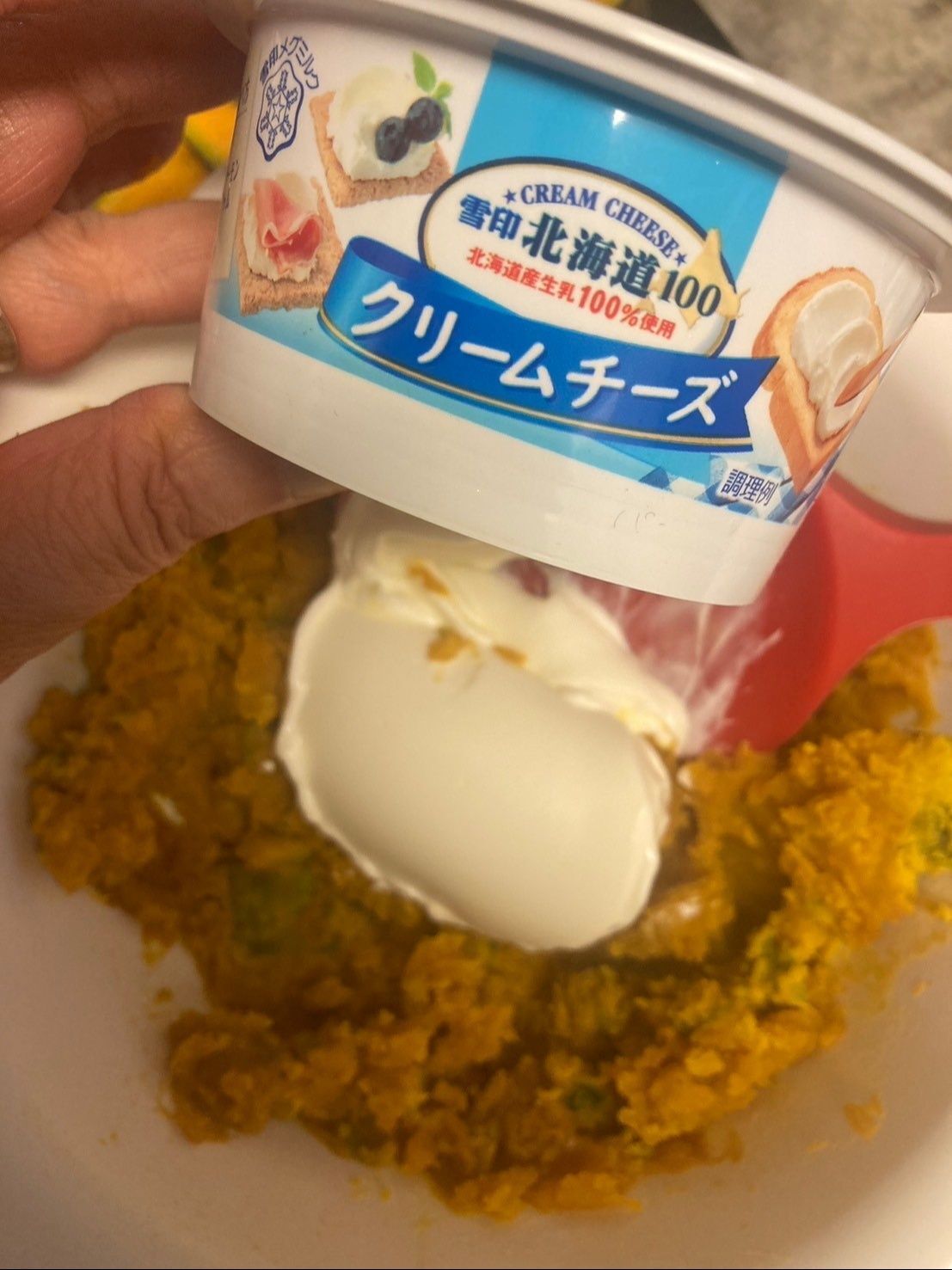 かぼちゃが熱いうちにクリームチーズを混ぜ合わせます