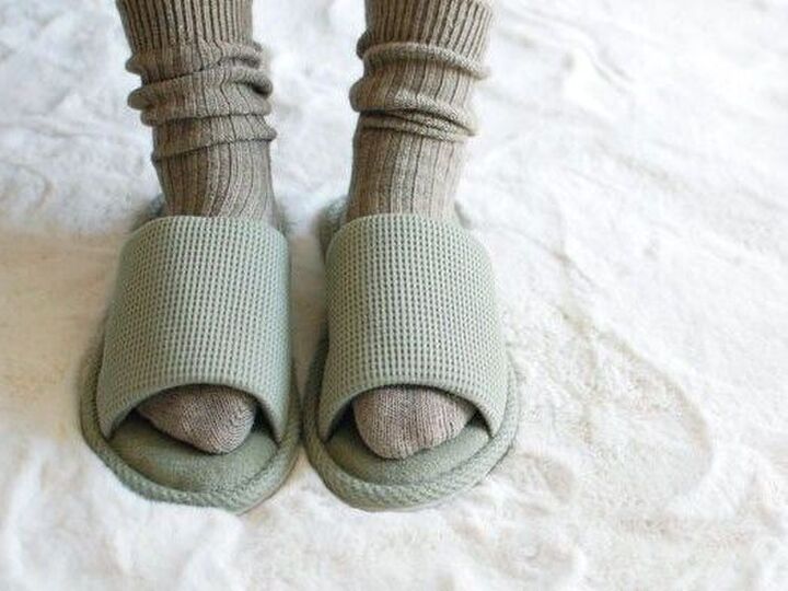 【ユニクロ】洗濯機で丸洗い!夏まで使える「オープントゥワッフルルームシューズ」で足元快適