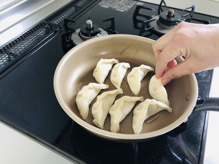 【失敗なし】冷凍餃子の焼き方ガイド!誰でも簡単に羽根つき・パリパリに仕上げるコツ|暮らしニスタ