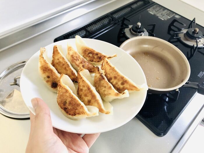 【失敗なし】冷凍餃子の焼き方ガイド!誰でも簡単に羽根つき・パリパリに仕上げるコツ|暮らしニスタ