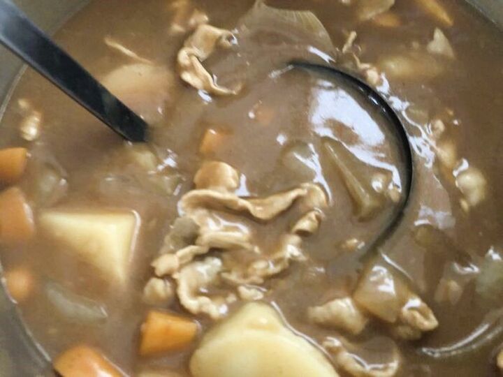 【悲報】ショック!せっかく作ったカレーがシャバシャバな時は、小麦粉でも片栗粉でもなく何使う?