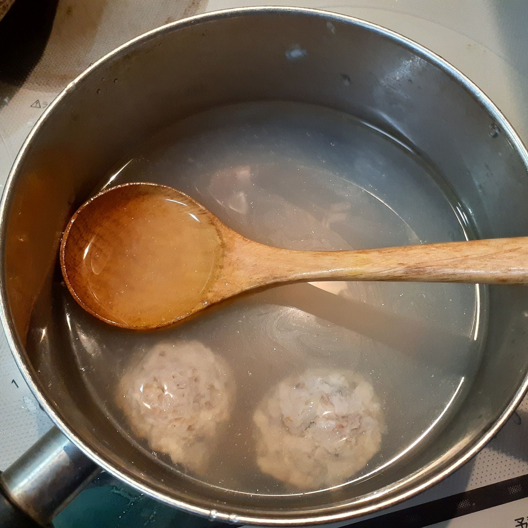 4．アラ出汁つみれ汁をお鍋に入れ、残りのアサリの煮汁を加えてひと煮立ちさせる→味噌・切った長ネギ・ワカメを加えて、再度ひと煮立ちさせる