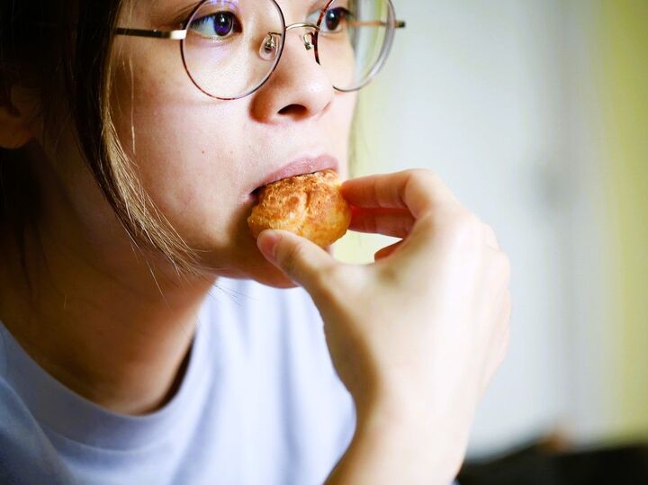 「わたし、また食べてる…!」甘いものが止められない衝動の理由とおすすめの対策3つ