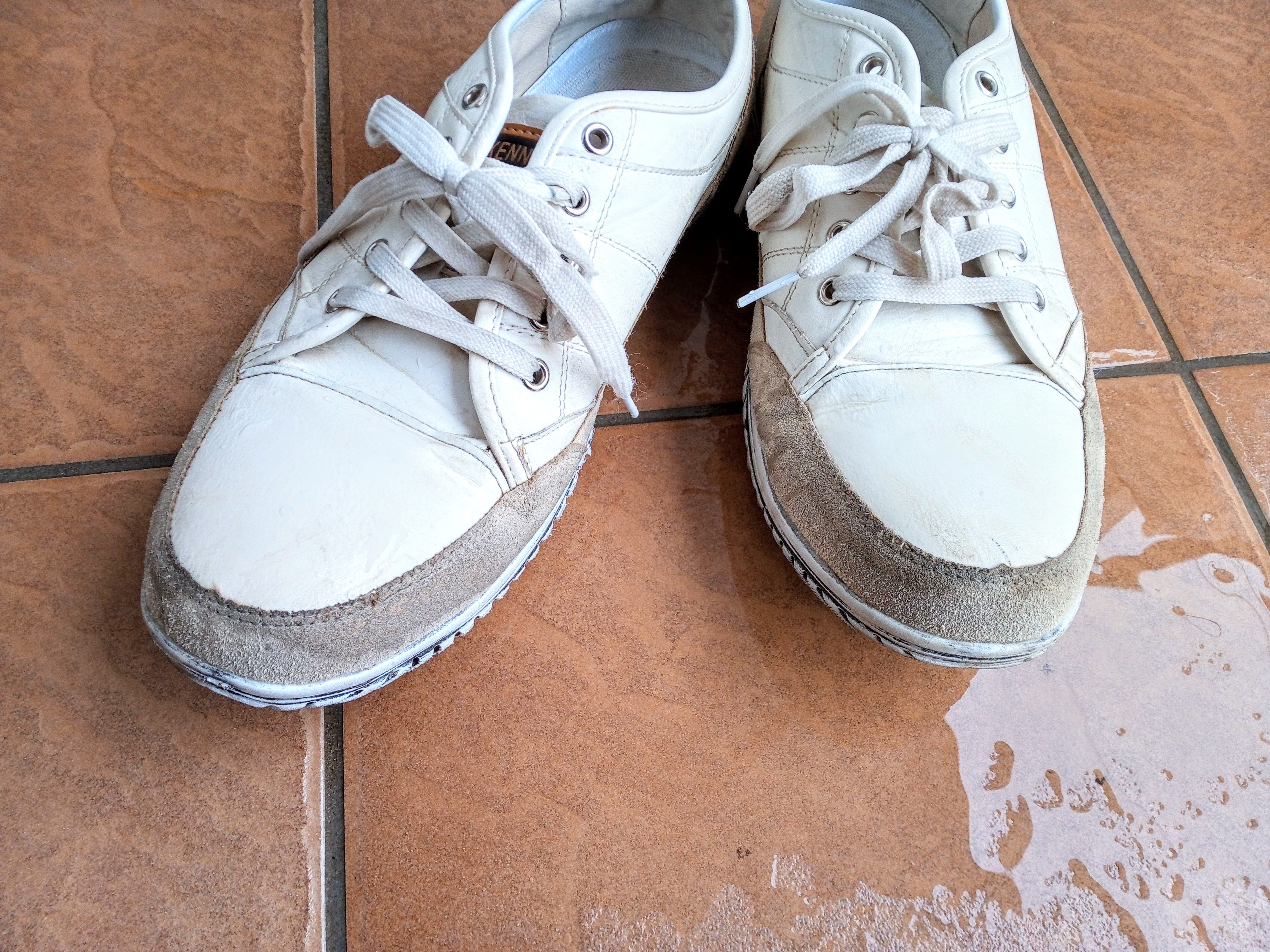 雨で濡れた靴を早く乾かす【裏ワザ】出先でもOK！冬にまとめ買いしがちなアイテムが活躍