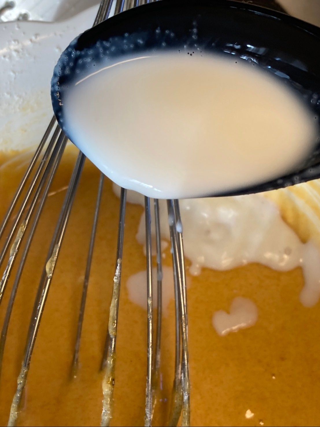 温めた牛乳を少しずつ入れて滑らかに混ぜたら鍋に移します