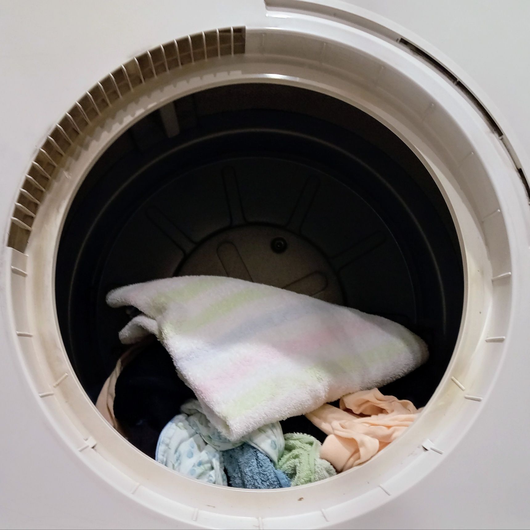 乾燥機にはパンパンに入れないで、容量の半分くらいの洗濯物を入れてね！