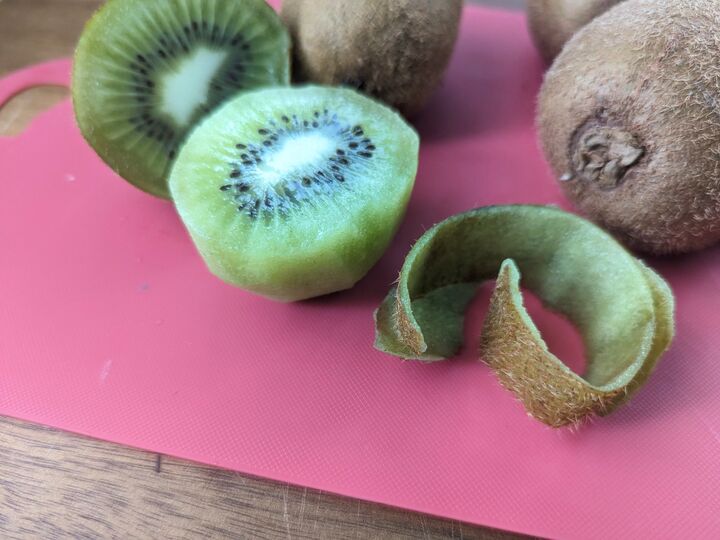 キウイの皮、見た目から想像できないけど実は…!?今まで捨てていたことを後悔する意外な使い道