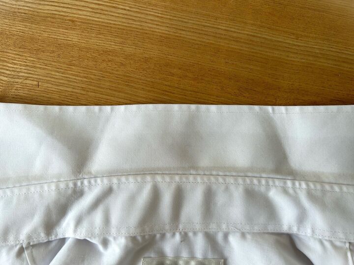 漬けおきしません!落ちにくいシャツの襟の黒ずみ汚れ…おなじみのキッチンアイテムですっきり♪