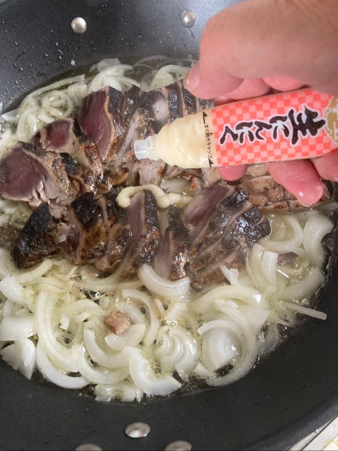 カツオの藁焼きを乗せた所にチューブのニンニクを絞ります♪