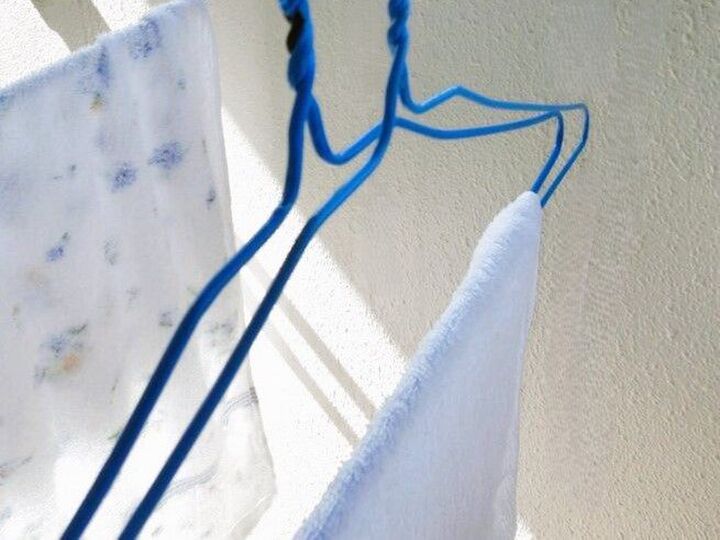 ハンガー2本で!強風でも絶対に飛ばされない干し方。「めっちゃ簡単!」「これぞ裏ワザ」