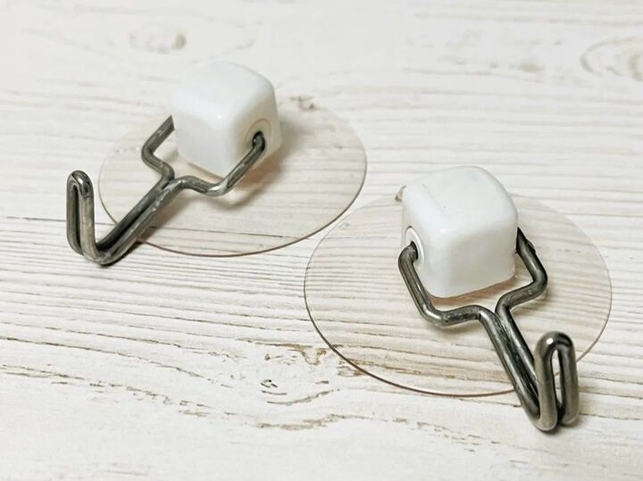 付きが悪くなった「吸盤フック」を復活させる方法。身近なキッチンアイテムが役立つんです♪