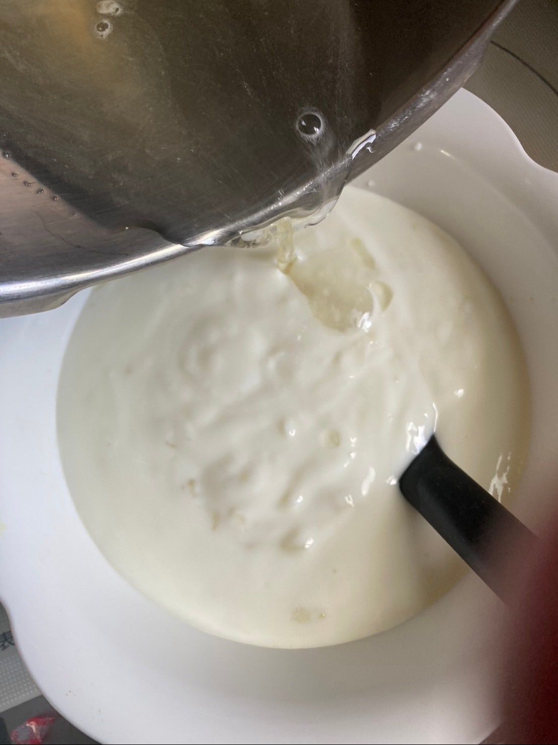 残りのゼラチン液をヨーグルトにも混ぜます