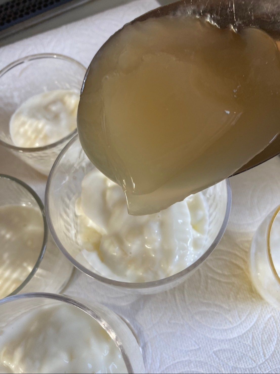上から果汁ゼリーを乗せて食べるまで冷蔵庫で冷やします