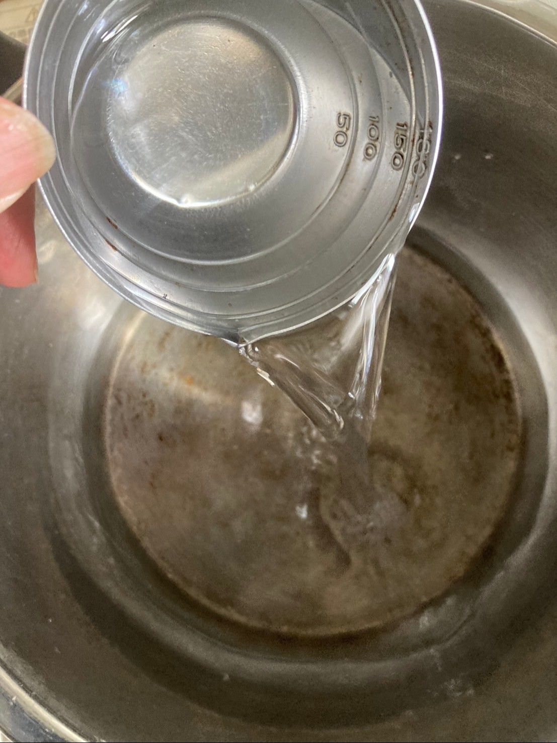 鍋にカップ２杯の水を入れます