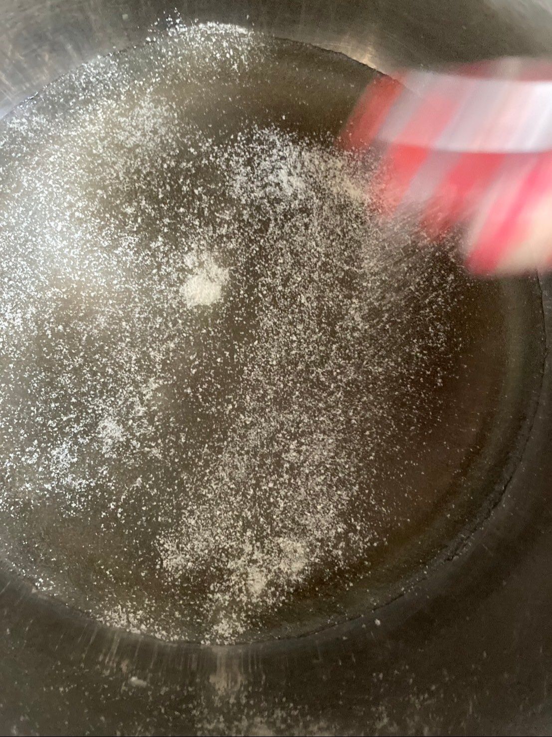 表面にゼラチンの粉を振りかけます