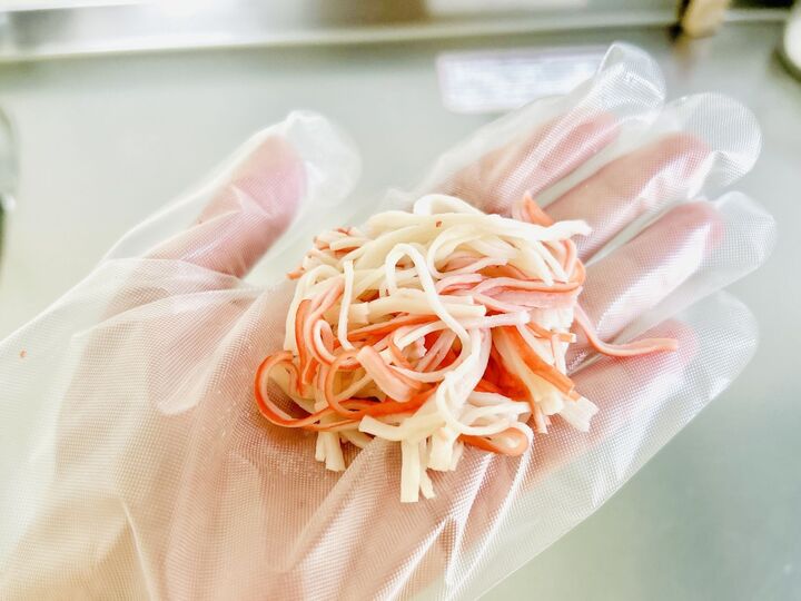【一瞬でカニカマをほぐす方法】知らなきゃ損すぎる裏ワザが登場→超簡単忙しいお弁当作りでも大活躍!