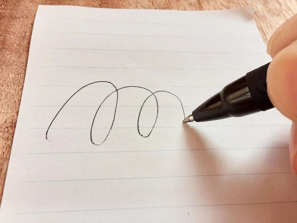 書けなくなったボールペンを一瞬で復活させる方法。「これは便利！！」「すぐやるわ」