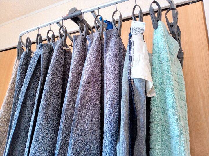 梅雨の部屋干しにはコレ!「洗濯物を早く乾かす裏ワザ3つ」を検証してみた。一番効果があったのは…?