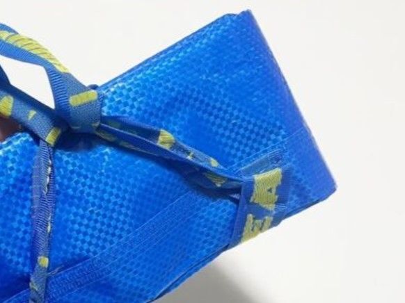 IKEAの〈青バッグ〉をコンパクトにたたむ方法。「小ワザがきいてる！」「試してみたら超便利」