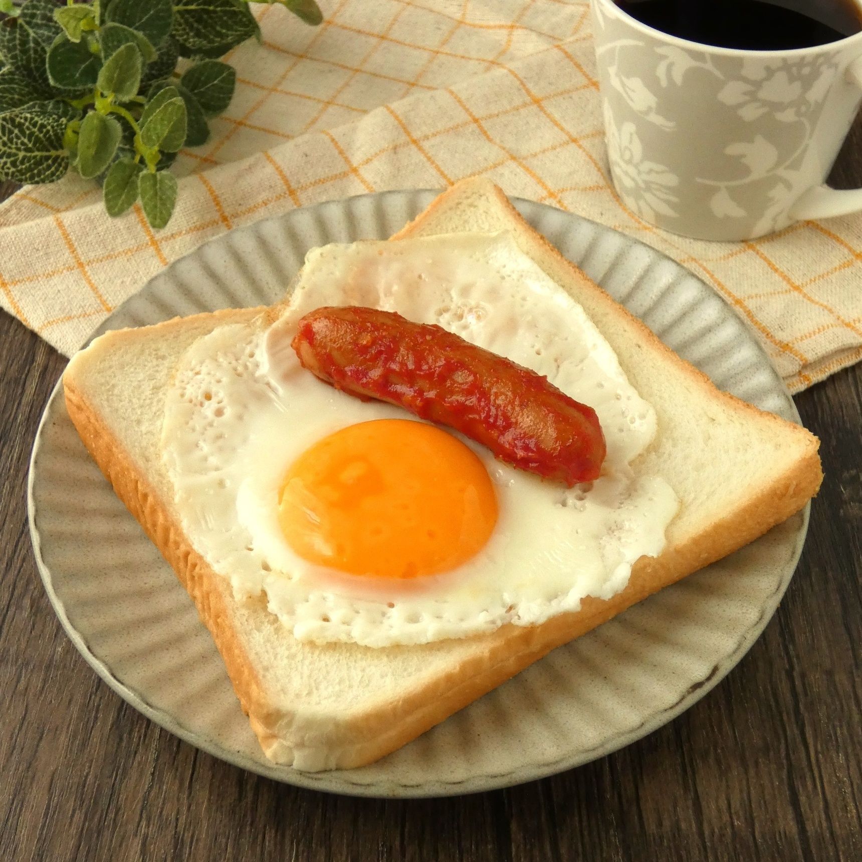 ガーリックケチャップがおいしい！「目玉焼きとウィンナーのサンド」