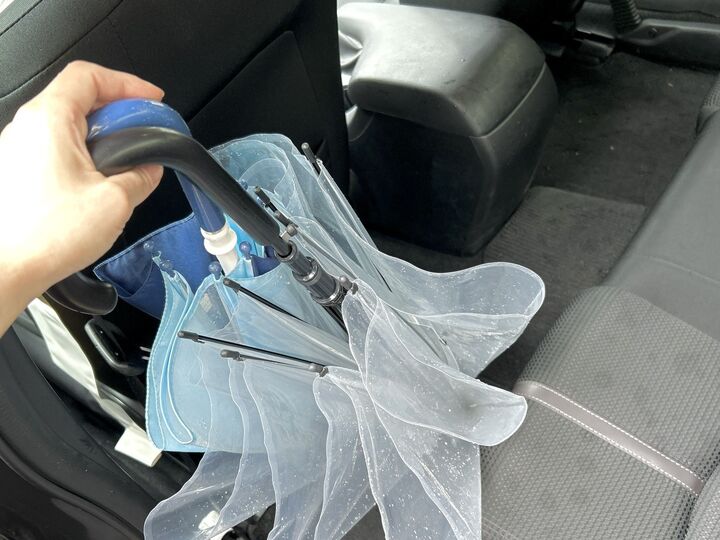 【100均】車内の「傘の置き場」どうしてる?雨の日に備えておきたい優秀品4選。びしょ濡れ問題を全部解決!