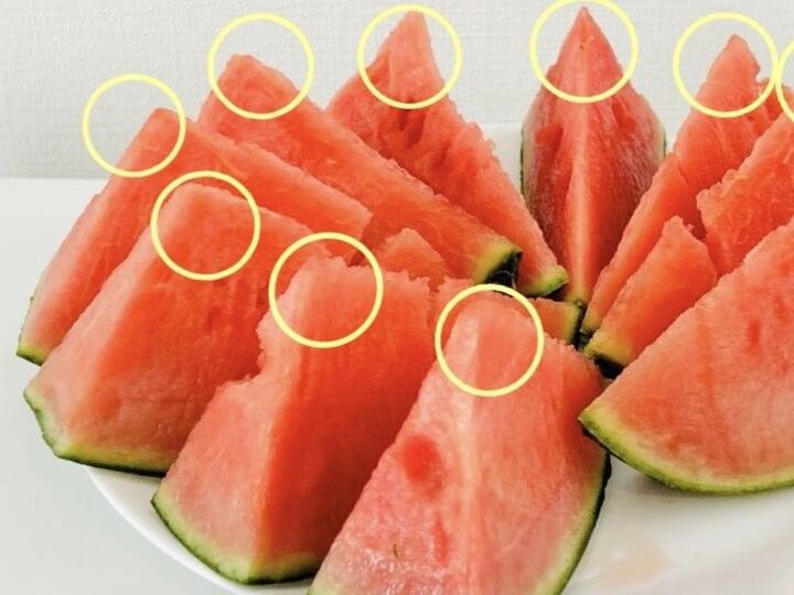 スイカの種をごっそり取る裏ワザ!甘い部分を均等に分ける切り方も【簡単・種なしカットスイカの作り方】
