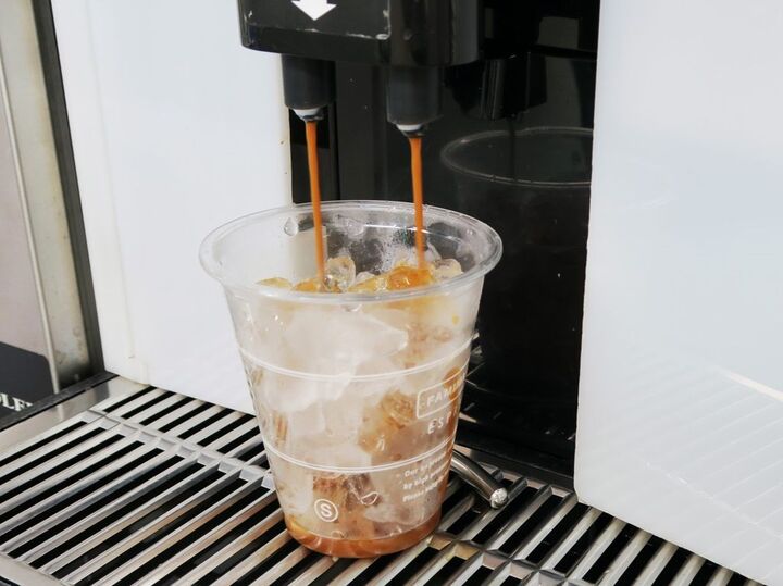 2つのアイスコーヒーを片手でこぼさず持ち歩く裏ワザ。「めっちゃ便利!」「今度からこれやる♡」