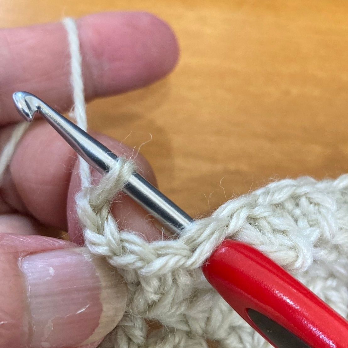 最初の目と５番目に糸を絡めて引き抜きます。