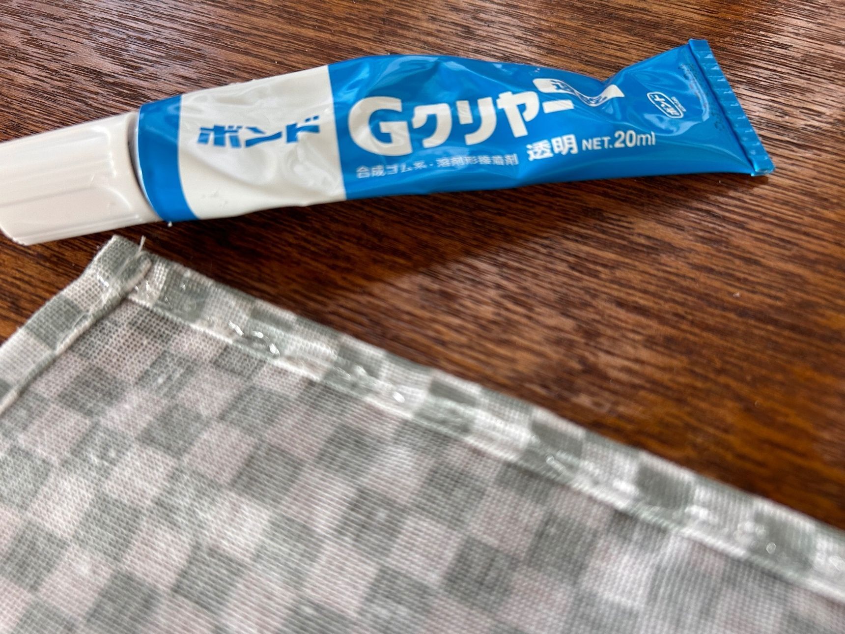 ボンドで手拭いを貼る