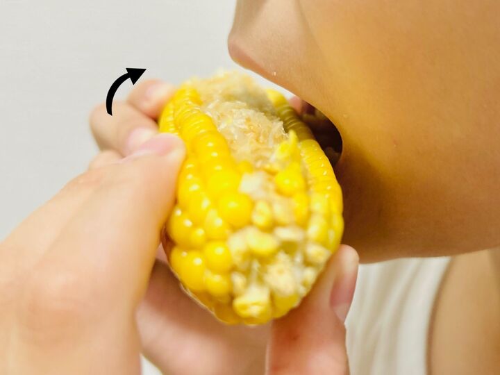 【とうもろこし】が前歯に挟まらない食べ方って?「知らなかった」「ゼッタイやる!」