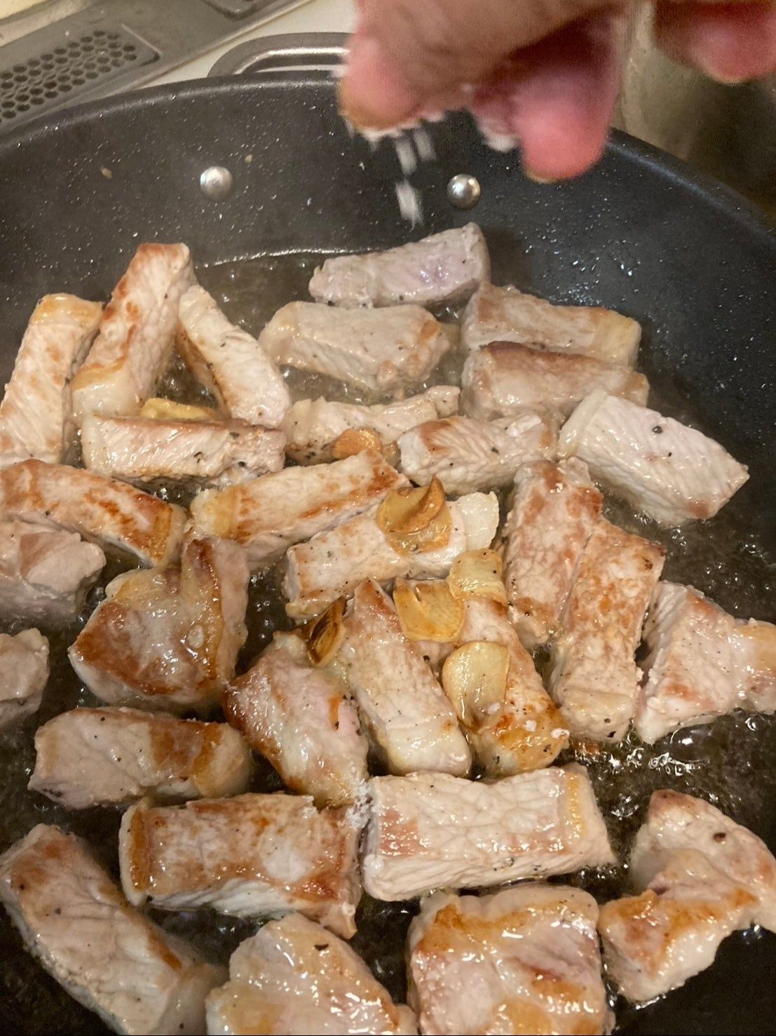 一口大に切ったお肉は両面塩コショウして焼き目が付くまで良く焼きます♪