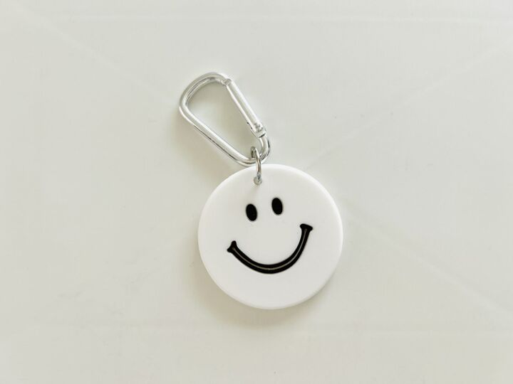 【キャンドゥ】スマイルキーホルダー、可愛いだけじゃない!隠された秘密を見破れるか!?「実は働き者」「にっこり笑顔にヒントあり」