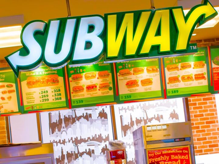 無料サービスが神すぎる!!!【サブウェイ】「すべての野菜を多めでお願いします」と伝え、さらにダメ元で「バジルソースとマヨ両方は入れられないですよね…?」と聞いてみた結果。