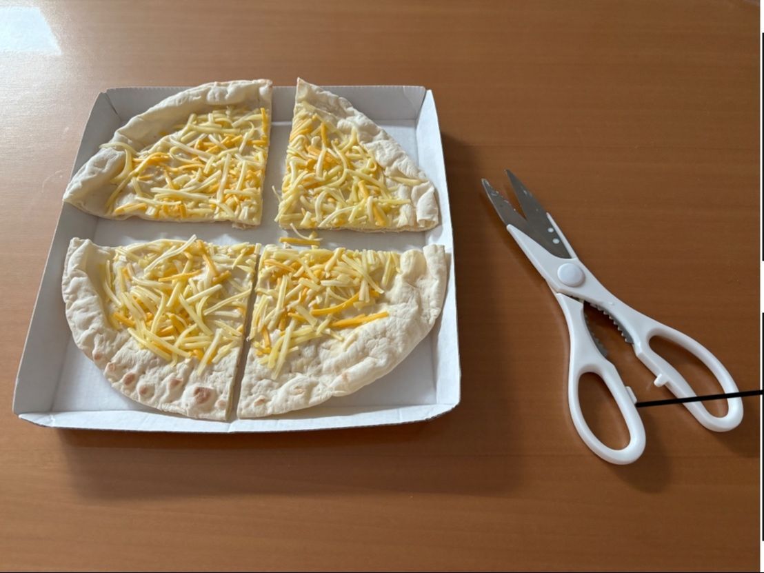 まずは、ピザをハサミで4等分に切ります。