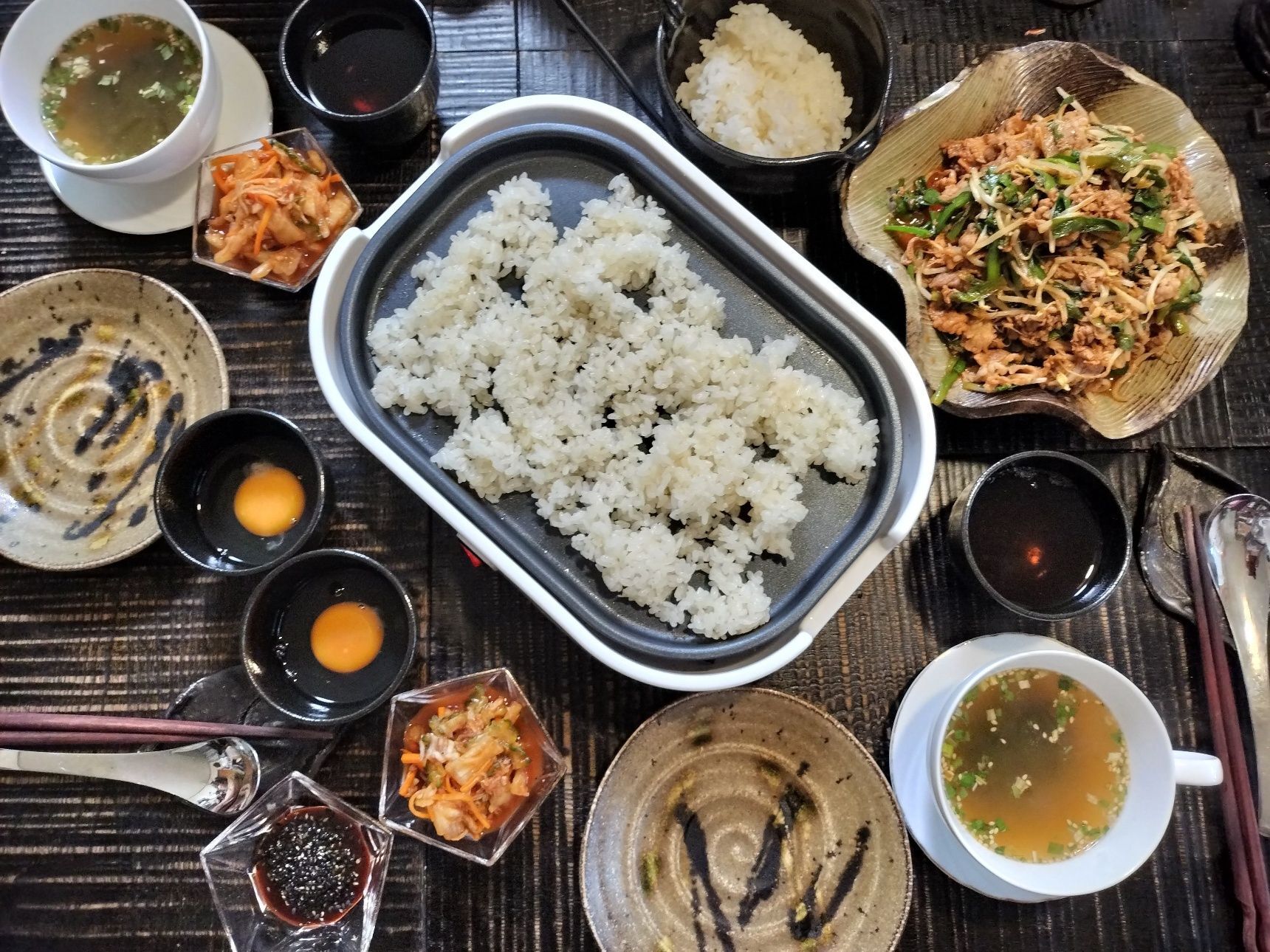 ホットプレートで旨辛甘辛プルコギビビンバ！カリッと焼けた白飯と味の染みた牛肉と野菜の絶妙な味わい！