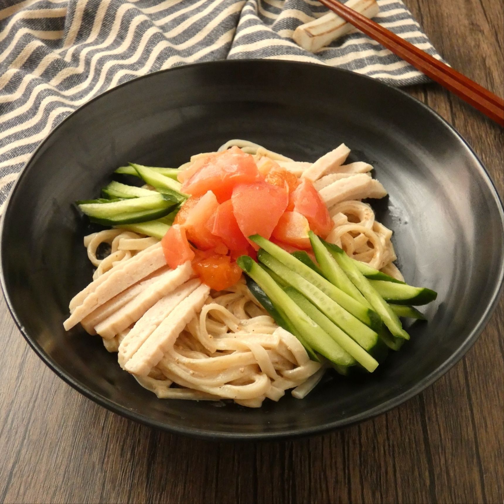 レンジで簡単！「サラダチキンとキュウリのごまだれうどん」