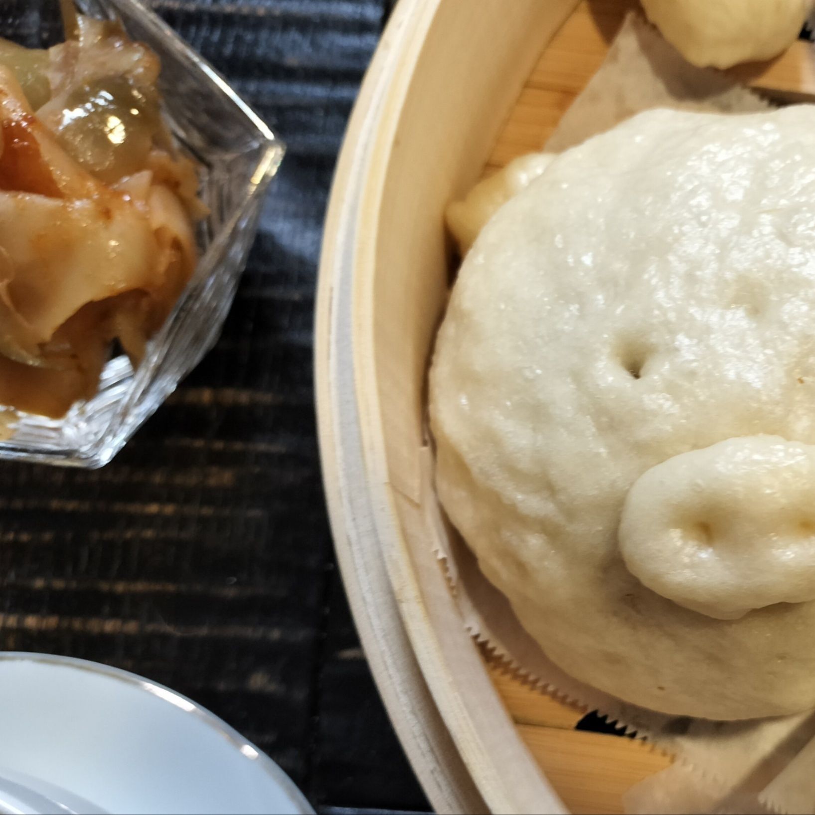 定番の可愛いもちもちふっくら肉まん！旨味たっぷりもちもち春雨入り肉まんの餡と肉まんの付け合わせ！