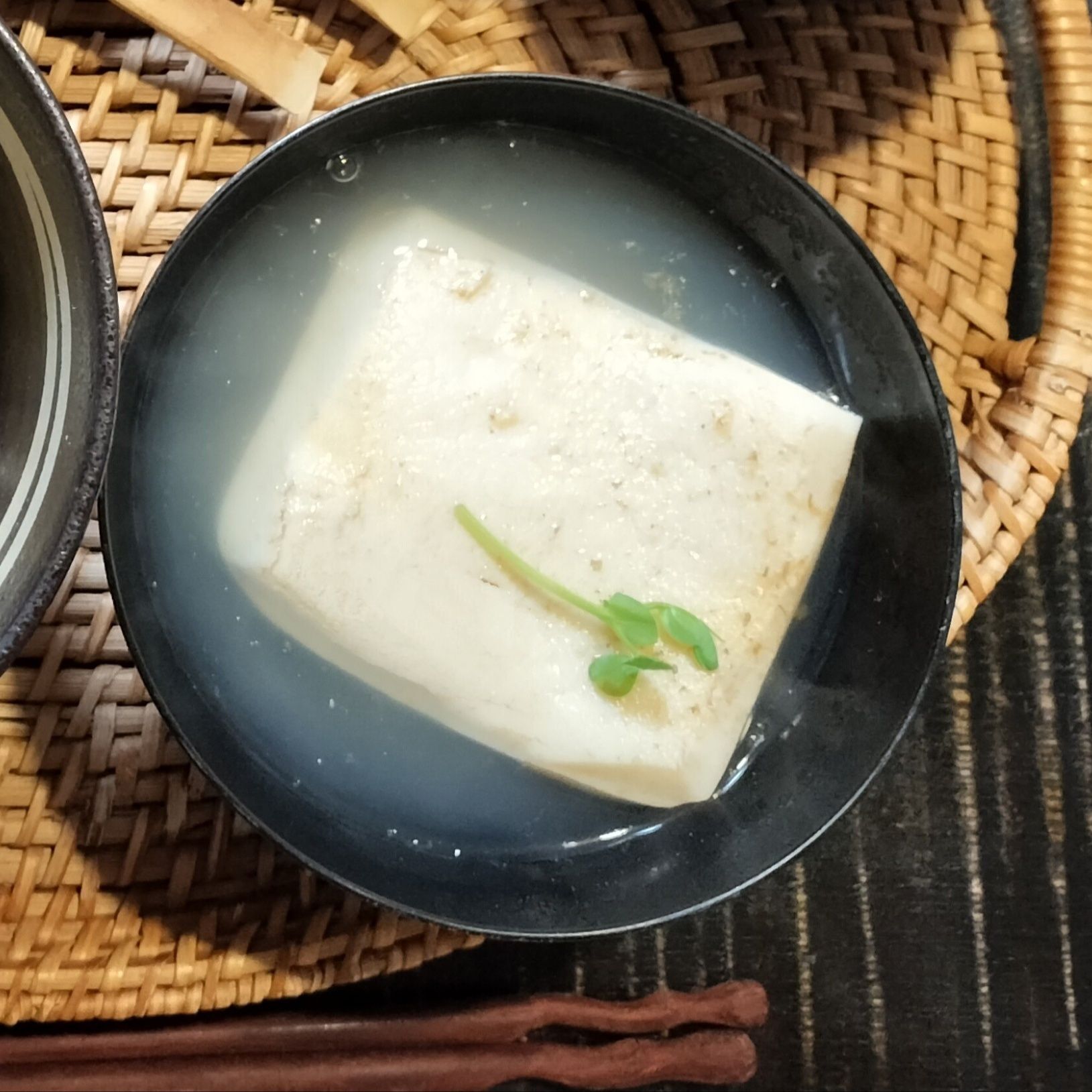 お鍋に、戻した高野豆腐と材料★を入れ、弱火で柔らかくなるまで煮る→お椀に煮汁ごと盛り付ける