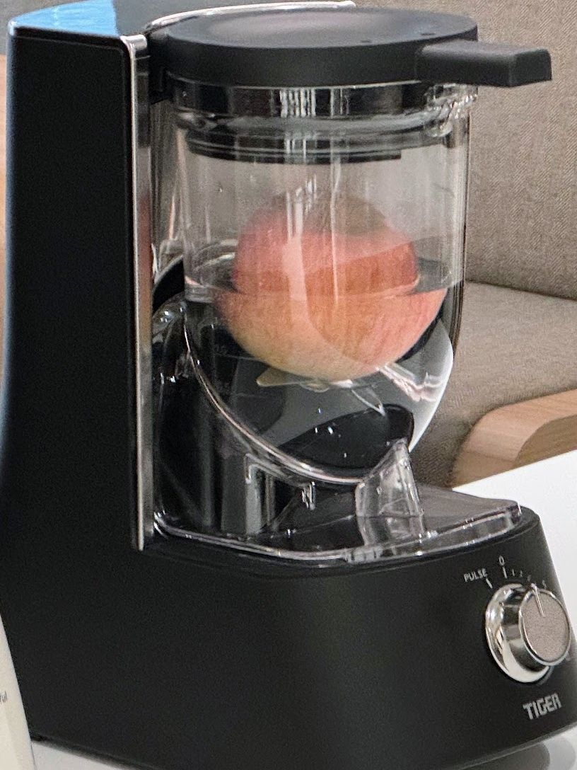 市販の氷や冷凍フルーツもOK！45度の斜め型スゴ腕ミキサー