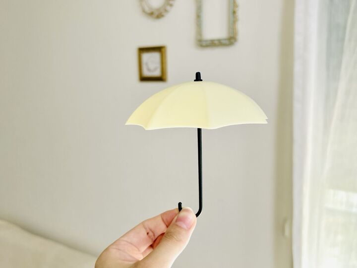 【セリア】可愛いミニチュア♡なのに…実用的ですって!?貼り付けたら便利になる意外な使い道とは?