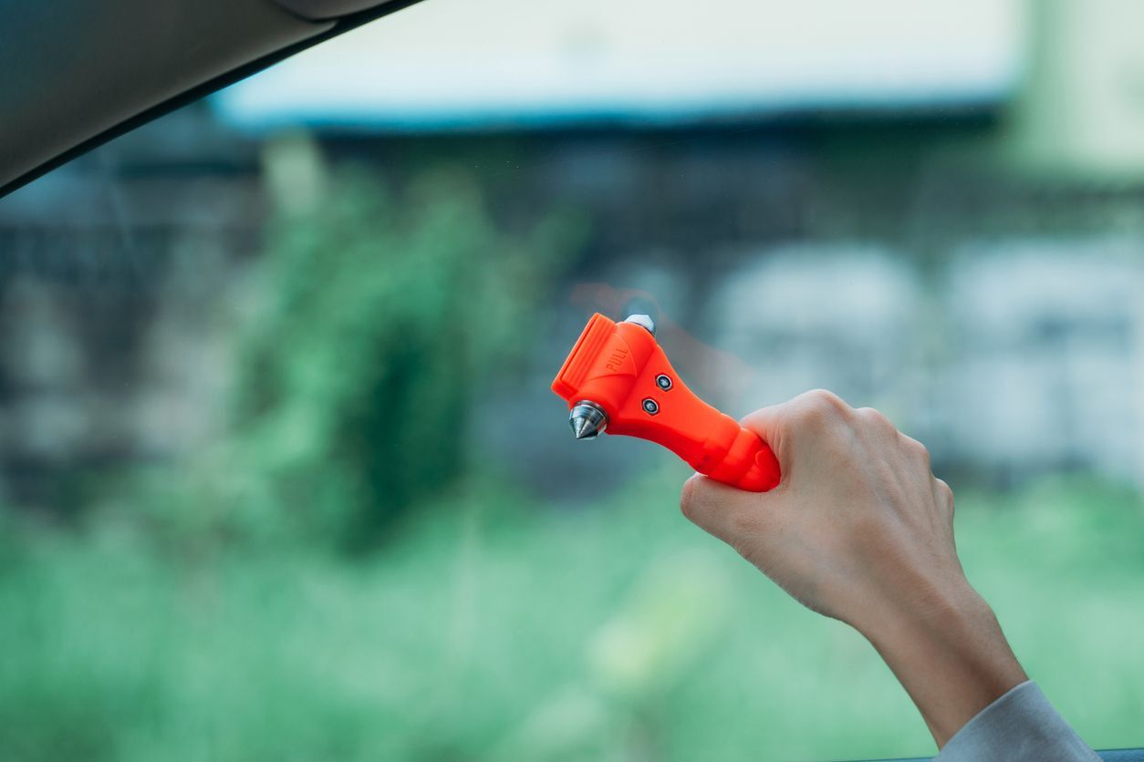 もしも水没する車の中に閉じ込められてしまった場合は！脱出する方法＆車に備えておきたい非常用グッズ